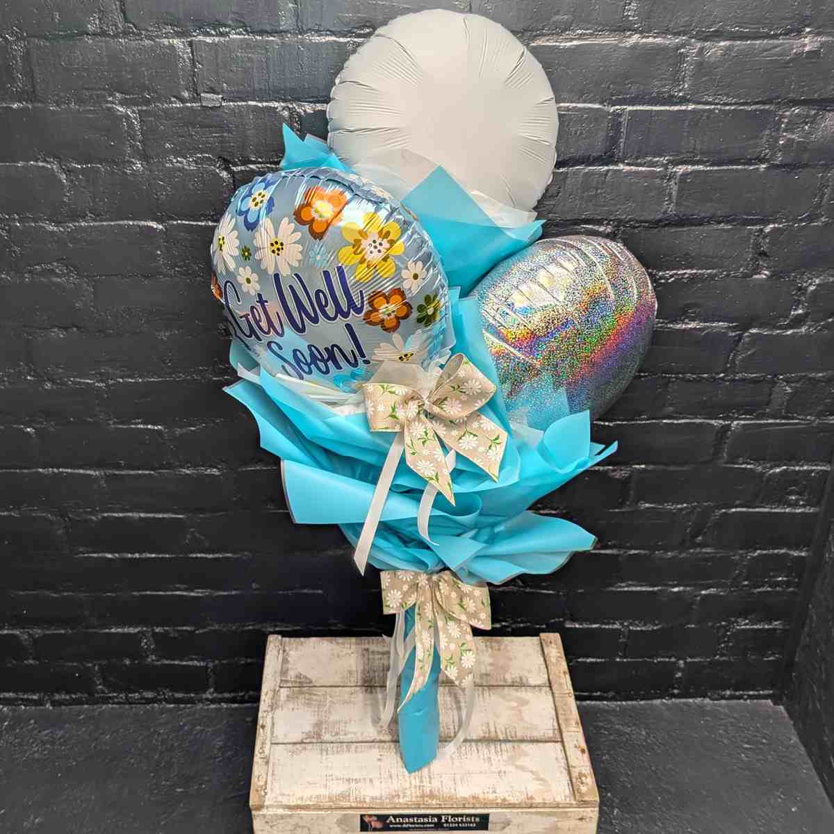 balloon bouquet with blue wrapping - Side view