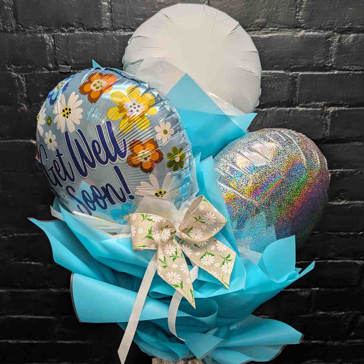 balloon bouquet with blue wrapping - Close Up