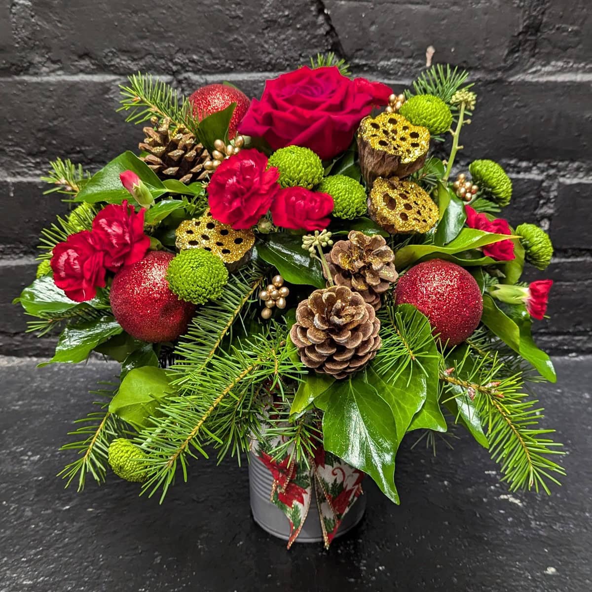 Christmas Flowers in a Tin - Image 4