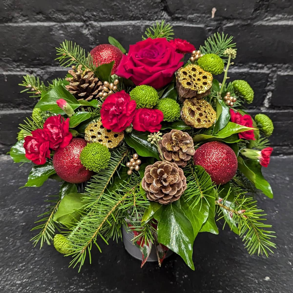 Christmas Flowers in a Tin - Image 3