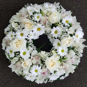 White rose and daisy funeral wreath tribute